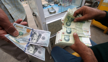 Money traders exchange Iranian rials for dollars, November 2018 (Reuters/Essam al)