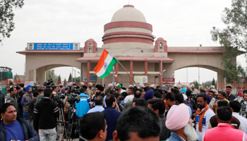 Crowds near the Wagah border, awaiting the return of the Indian pilot detained by Pakistan (Reuters/Danish Siddiqui)