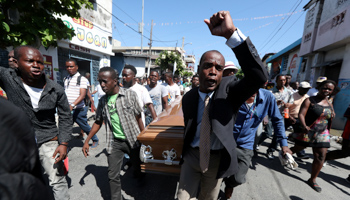 Local residents carry the casket of a man shot dead during anti-government protests in Port-au-Prince, Haiti, February 22, 2019 (Reuters/Ivan Alvarado)