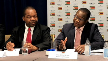 Reserve Bank of Zimbabwe (RBZ) Governor John Mangudya and Zimbabwe’s Finance Minister Mthuli Ncube (Reuters/Daniel Bases)