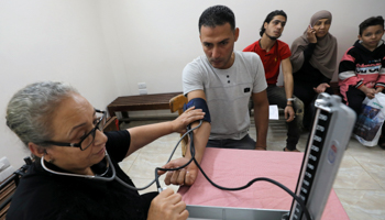 An Egyptian doctor tests patients for hepatitis C, December 2018 (Reuters/Mohamed Abd El Ghany)
