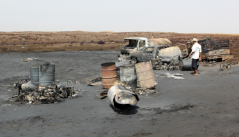 Site of a crude oil pipeline explosion on Yemen's Red Sea coast, April 2017 (Reuters/Abduljabbar Zeyad)