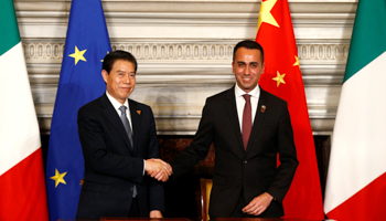 Chinese Commerce Minister Zhong Shan and Italian Minister of Labour and Industry Luigi Di Maio shake hands after signing trade agreements at Villa Madama in Rome, Italy, March 23, 2019 (Reuters/Yara Nardi)