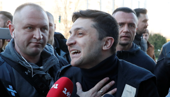 Presidential candidate Volodymyr Zelensky heading into the medical test he has demanded he and his opponent take (Reuters/Valentyn Ogirenko)