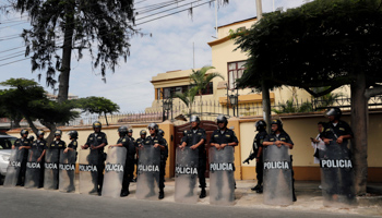 Police outside the Episcopal Conference Headquarters during mediated talks over Las Bambas (Reuters/Henry Romero)