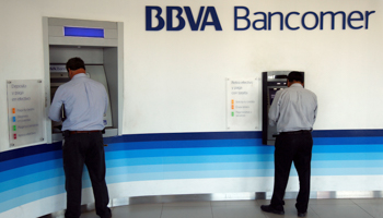 Customers draw money from an ATM at a BBVA Bancomer bank branch in Ciudad Juarez, Mexico September 13, 2018 (Reuters/Jose Luis Gonzalez)