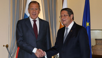 Cyprus President Nicos Anastasiades (R) shakes hands with Russian Foreign Minister Sergei Lavrov (L) in Nicosia, May 19, 2017 (Reuters/Katia Christodoulou)