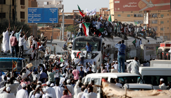A train carrying protesters from Atbara, where the protests first began, arrives to join the sit-in in Khartoum, April 23, 2019 (Reuters/Umit Bektas)