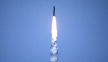 The Ground-based Midcourse Defense element of the US ballistic missile defense system launches during a flight test from Vandenberg Air Force Base, California, US, May 30, 2017 (Reuters/Lucy Nicholson)