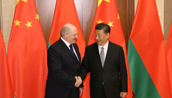 Belarusian President Alexander Lukashenka (L) with Chinese President Xi Jinping (Reuters/Wu Hong)