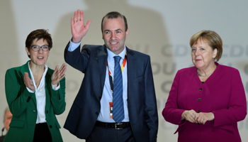 Manfred Weber of the Bavarian sister party CSU, Christian Social Union, with CDU leader Annegret Kramp-Karrenbauer and German Chancellor and former leader of the party Angela Merkelin Hamburg, Germany, 2018 (Reuters/Kai Pfaffenbach)