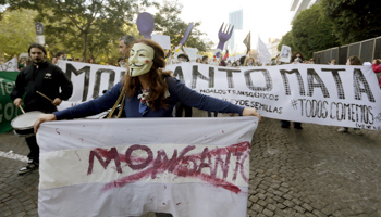 A 2015 protest in Buenos Aires over health fears related to Monsanto’s Roundup herbicide (Reuters/Enrique Marcarian)