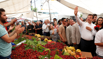 Opposition mayoral candidate Ekrem Imamoglu greets vendors at a vegetable market in Istanbul, May 29 (Reuters/Murad Sezer)