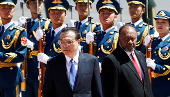 Vanuatu Prime Minister Charlot Salwai and Chinese Premier Li Keqiang attend a welcome ceremony outside the Great Hall of the People in Beijing, China May 27, 2019 (Reuters/Florence Lo)