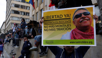 A supporter of Jesus Santrich, holds a poster demanding his freedom during a rally in Bogota, Colombia May 1, 2018 (Reuters/Jaime Saldarriaga)