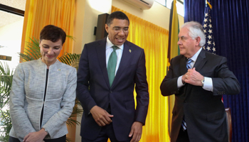Jamaica's Foreign Minister Kamina Johnson-Smith, Prime Minister Andrew Holness and US Secretary of State Rex Tillerson stand together in Kingston, Jamaica February 7, 2018 (Reuters/Gilbert Bellamy)