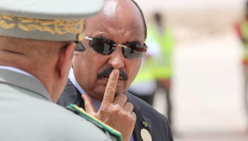 President Mohamed Ould Abdel Aziz speaks with former army chief and now ruling party presidential candidate Mohamed Ould Ghazouani, July 2, 2018 (Reuters)