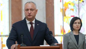 Moldovan President Igor Dodon (L) and new Prime Minister Maia Sandu (Reuters/Valentyn Ogirenko)