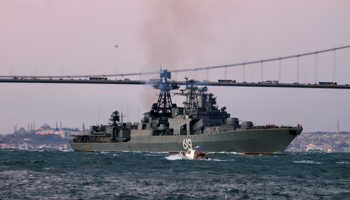 A Russian destroyer sails through the Bosphorus towards the Black Sea (Reuters/Yoruk Isik)