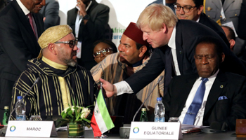 Then UK Foreign Secretary Boris Johnson (R) speaks with King Mohammed VI of Morocco (L) during the 5th African Union - European Union (AU-EU) summit in the Ivory Coast, 2017 (Reuters/Ludovic Marin/Pool)
