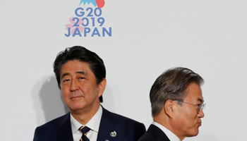 Japanese Prime Minister Shinzo Abe and South Korean President Moon Jae-In at the G20 leaders summit in Osaka, 2019 (Reuters/Kim Kyung)