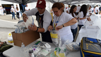 Volunteers separate medical supplies during a collection of humanitarian aid for Venezuela, in Miami, Florida, US (Reuters/Gaston De Cardenas)