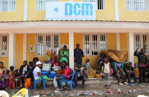 Congolese migrants wait to be registered at the General Directorate of Migration (DGM) after being expelled from Angola, October 13, 2018 (Reuters/Giulia Paravicini)