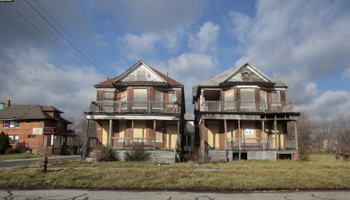 Two vacant houses in Detroit, Michigan December 3, 2015 (Reuters/Rebecca Cook)