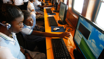 Colombian students learn how to use computers on the ship 'El Navegante del Pacifico', which is equipped with satellite internet (Reuters/Carlos Duran)