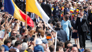 Romanian President Klaus Iohannis and his wife Carmen greet the crowd awaiting the Pope in Blaj, June 2 (Reuters/Remo Casilli)