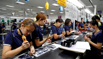 Workers at a Philippine electronics factory (Reuters/Erik De Castro)