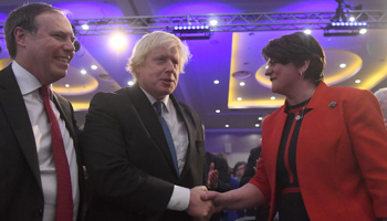 Democratic Unionist Party (DUP) leader Arlene Foster with Conservative MP Boris Johnson as Deputy Leader Nigel Dodds looks on, at the DUP annual party conference in Belfast, Northern Ireland November 24, 2018 (Reuters/Clodagh Kilcoyne)