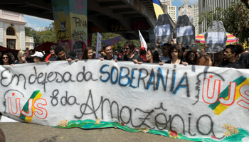 Independence Day protesters with a banner reading "in defence of sovereignty over Amazonia" (Reuters/Washington Alves)