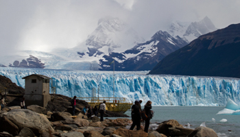 Tourists visiting the Perito Moreno Glacier in Calafate (Reuters/Jim Urquhart)