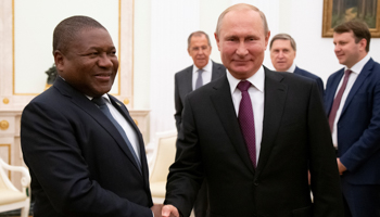 Mozambique's President Filipe Nyusi and Russia’s President Vladimir Putin shake hands during a meeting in Moscow, August 22 (Reuters/Alexander Zemlianichenko)