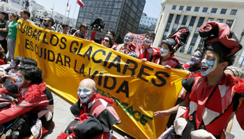 Protesters with a banner reading 'protecting the glaciers is protecting life' (Reuters/Rodrigo Garrido)