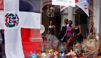 Tourists walk in the Colonial Zone in Santo Domingo (Reuters/Eduardo Munoz)