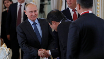President Vladimir Putin meets foreign investors at the St. Petersburg Economic Forum (Reuters/Yuri Kochetkov)