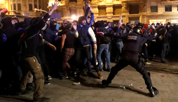 Catalan pro-independence demonstrators and riot police clash during a protest against police action, in Barcelona, Spain, October 26, 2019 (Reuters/Jon Nazca)
