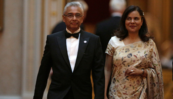 Mauritius's Prime Minister Pravind Jugnauth (L) and his wife Kobita Ramdanee arrive to attend The Queen's Dinner during The Commonwealth Heads of Government Meeting at Buckingham Palace in London on April 19, 2018 (Reuters/Daniel Leal-Olivas)