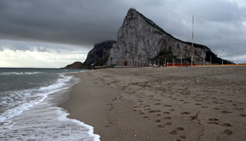The Rock of the British overseas territory of Gibraltar, historically claimed by Spain, is seen from the La Atunara beach in the Spanish city of La Linea de la Concepcion, southern Spain November 25, 2018 (Reuters/Jon Nazca)
