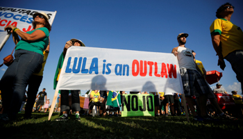 Opponents of former President Luiz Inacio Lula da Silva protest over his release from prison (Reuters/Adriano Machado)
