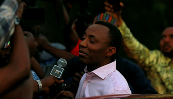 Former presidential candidate Omoyele Sowore talks to the media after being released on bail by Nigeria's government, Abuja, December 24, 2019 (Reuters/Afolabi Sotunde)