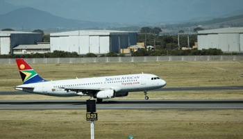 A South African Airways (SAA) Airbus A320-200 aircraft lands at Cape Town International Airport, December 9, 2019 (Reuters/Sumaya Hisham)