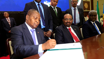 President Faustin-Archange Touadera signs a peace deal with 14 armed groups, Khartoum, Sudan, February 5, 2019 (Reuters/Mohamed Nureldin Abdallah)
