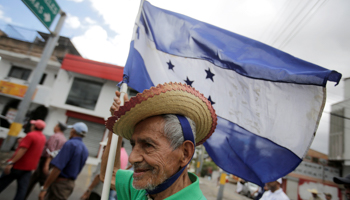 A demonstrator holds a Honduran flag during a march to protest the government's decision to end the mandate of the MACCIH, Tegucigalpa Honduras January 19, 2020 (Reuters/Jorge Cabrera)