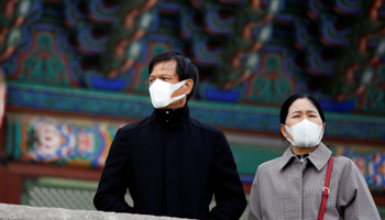 A couple wear masks to prevent contracting coronavirus in Seoul, South Korea January 29, 2020 (Reuters/Heo Ran)