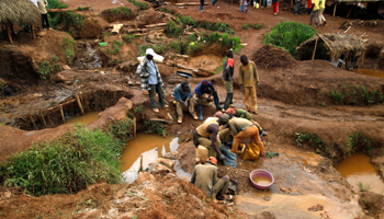 Artisanal gold miners pan sediment for gold at an illegal mine-pit in South-Kivu province, Democratic Republic of Congo, 2014 (Reuters/Kenny Katombe)
