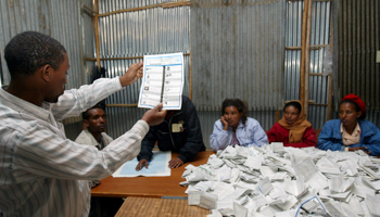 An electoral official holds a ballot paper during the 2005 elections, Addis Ababa, May 15, 2005 (Reuters/Antony Njuguna)