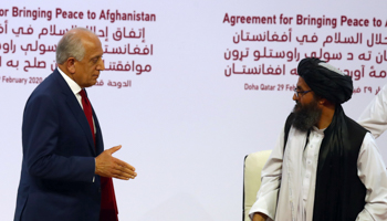 US special envoy Zalmay Khalilzad (L) and Taliban chief negotiator Mullah Abdul Ghani Baradar after signing a historic peace deal (Reuters/Ibraheem al Omari)